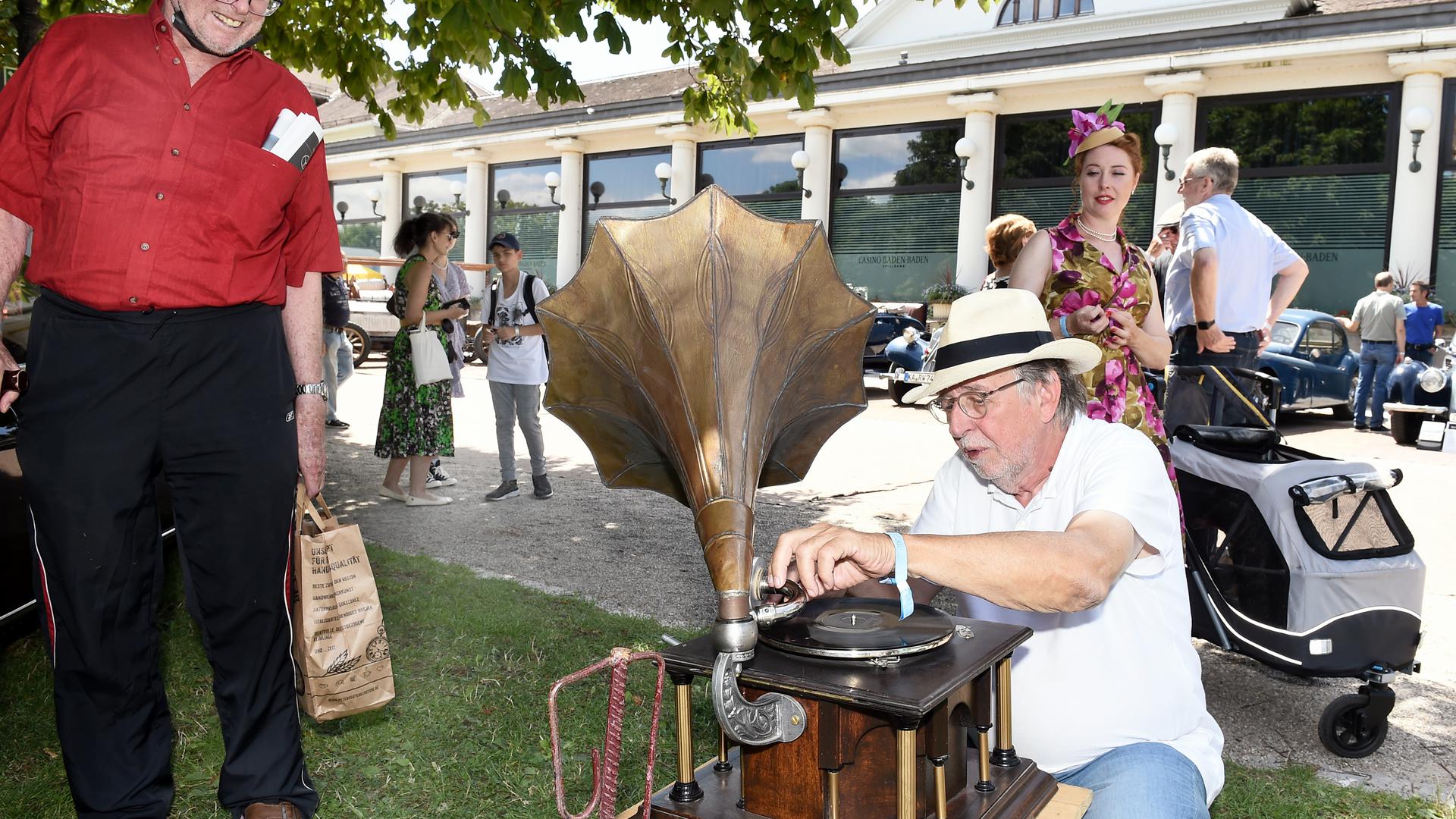 Nicht nur historische Autos waren am Samstag im Baden-Baden im Einsatz, sondern auch dieses Grammophon.