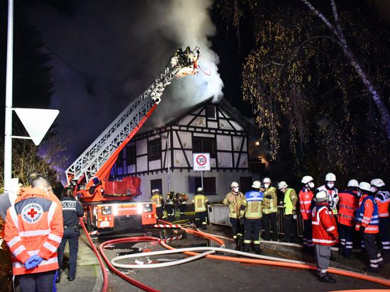 Baden-Baden- Neuweier Im Finkengarten-Schopf in Vollbrand-Flammen greifen aufs Haus über Anwohner draußen