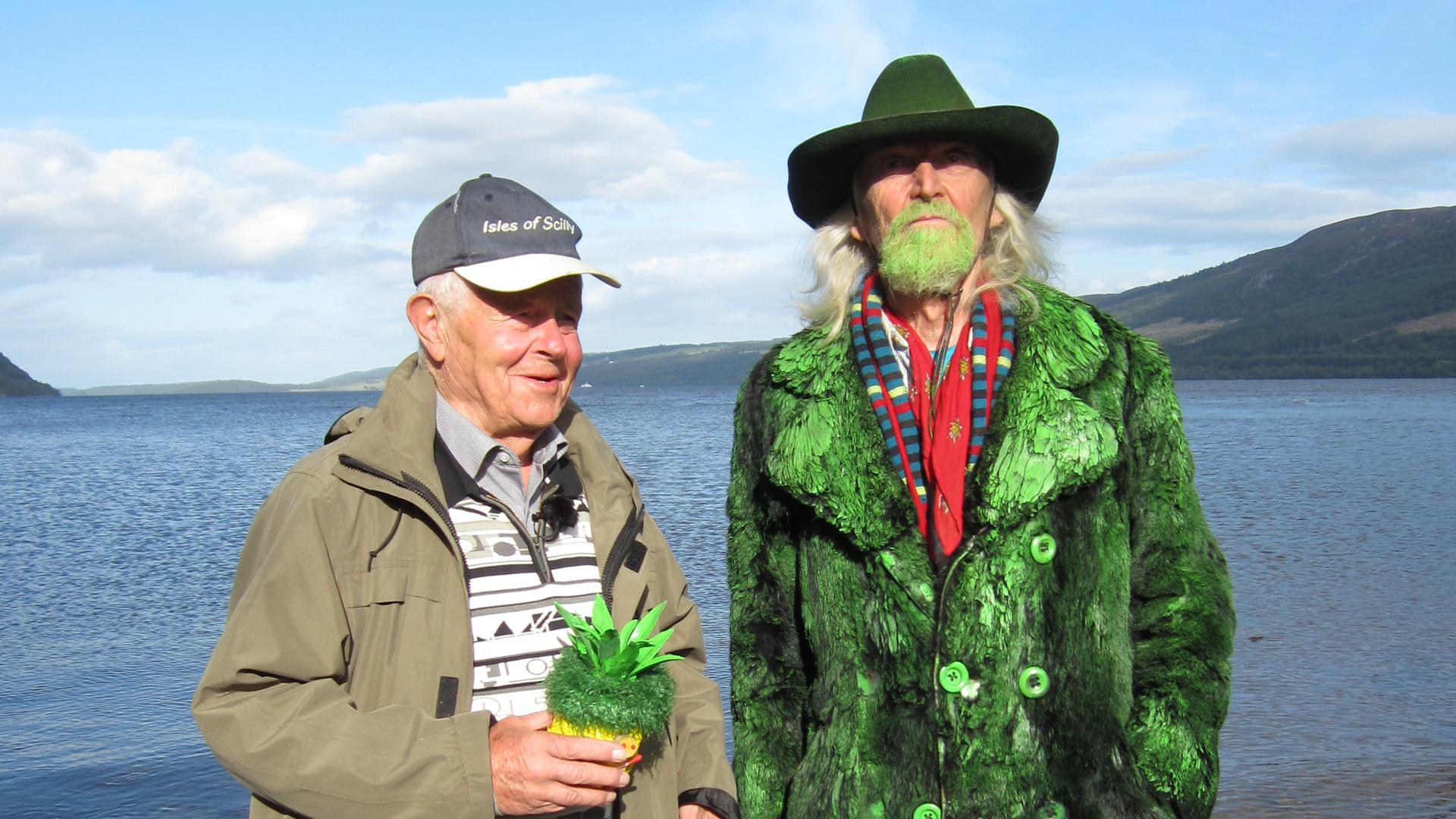 Hans Wiegner und RammaDamma stehen vor Loch Ness in Schottland.