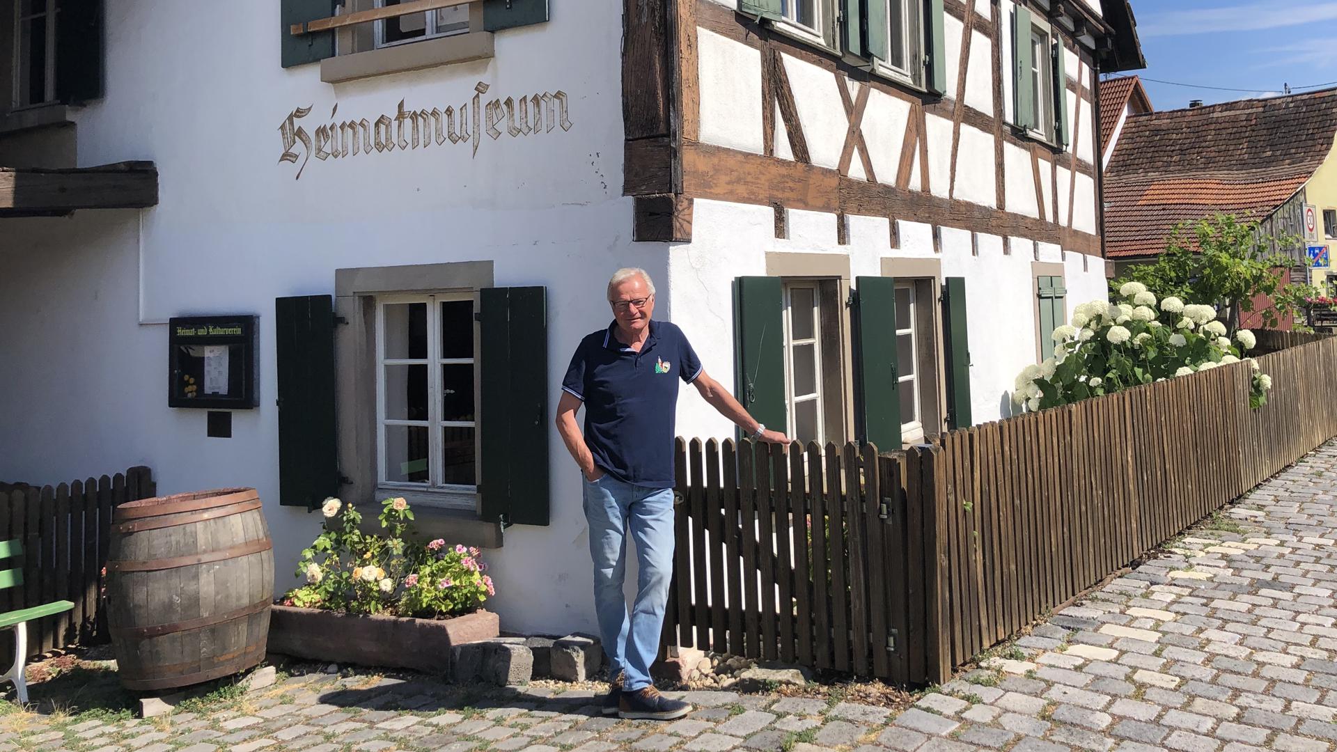 Helmut Reiß steht vor dem schön gerichteten Fachwerkhaus, das als Heimatmuseum genutzt wird.