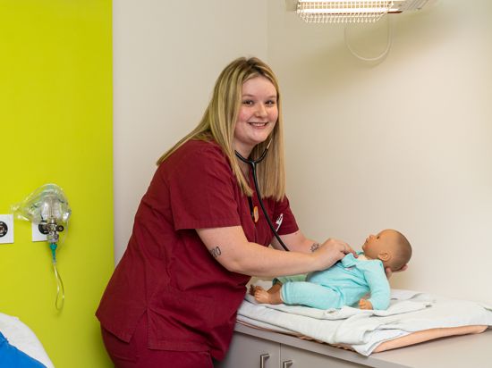 Demonstriert mit einer Baby-Puppe den Umgang mit einem Säugling: Hebamme Corina Hesse hat bislang 500 Geburten im Klinikum Mittelbaden begleitet.  