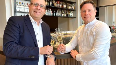 BKV-Geschäftsführer Steffen Ratzel (links) und Restaurantleiter Joseph Hall stoßen im „Hectors“ auf den Erfolg des umgebauten Kurhaus-Restaurants an. 