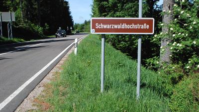 Ein Schild an der B500 weist auf die Schwarzwaldhochstraße hin.
