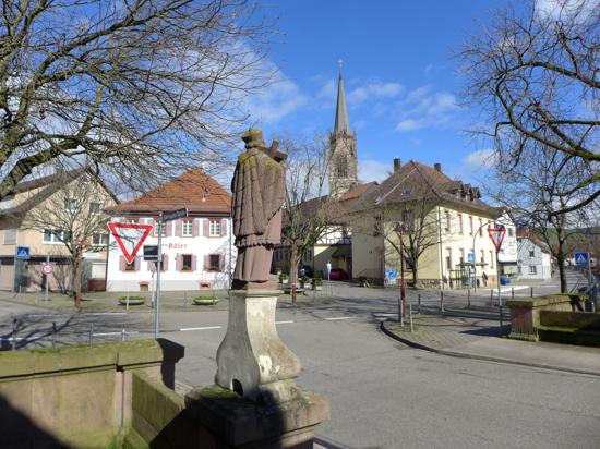 Damals und heute – Die Hirschbrücke mit Postplatz in Steinbach.