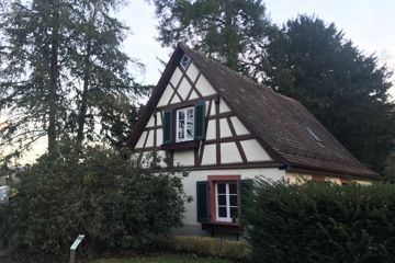 Blick auf die Fassade des Hirtenhäuschens an der Lichtentaler Allee in Baden-Baden