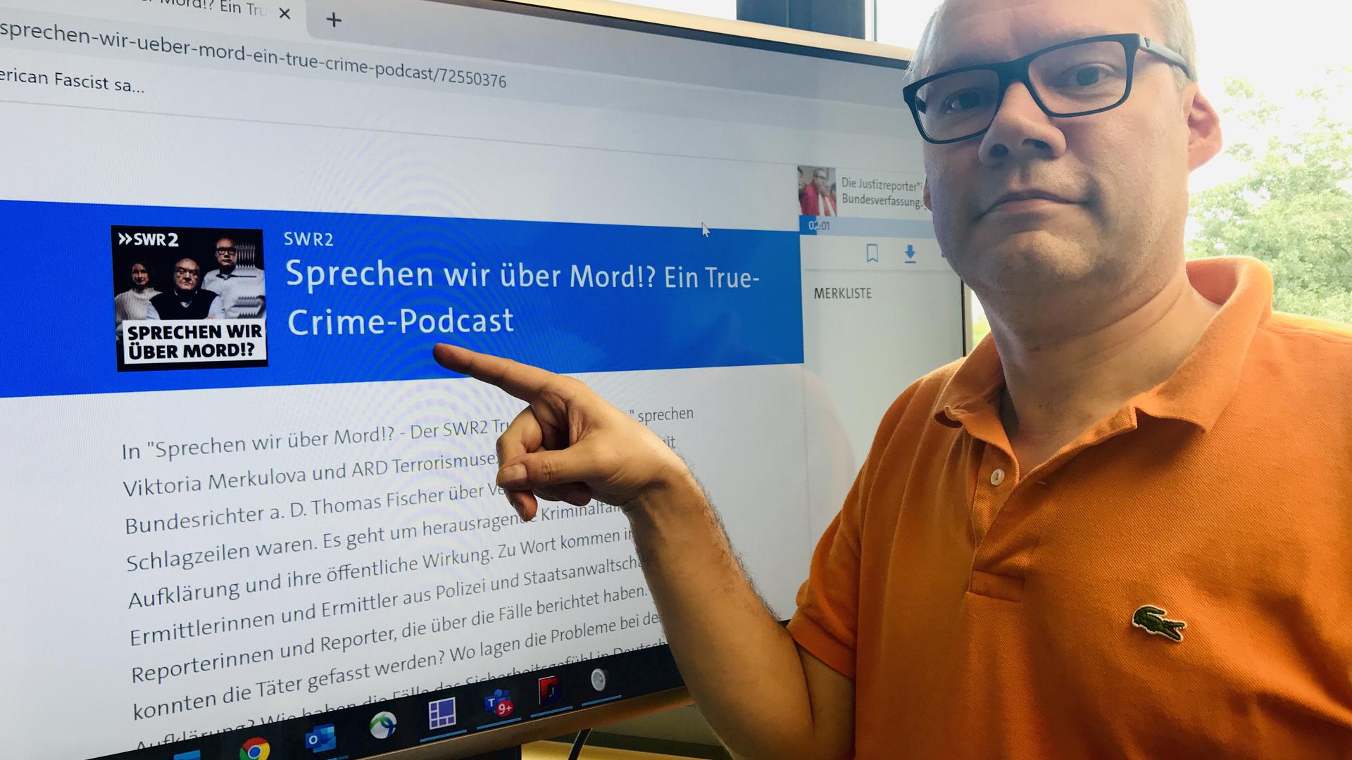 Moderator Holger Schmidt steht vor einem Monitor. Auf dem Bildschirm wird auf die Podcast-Reihe „Sprechen wir über Mord?!” hingewiesen.