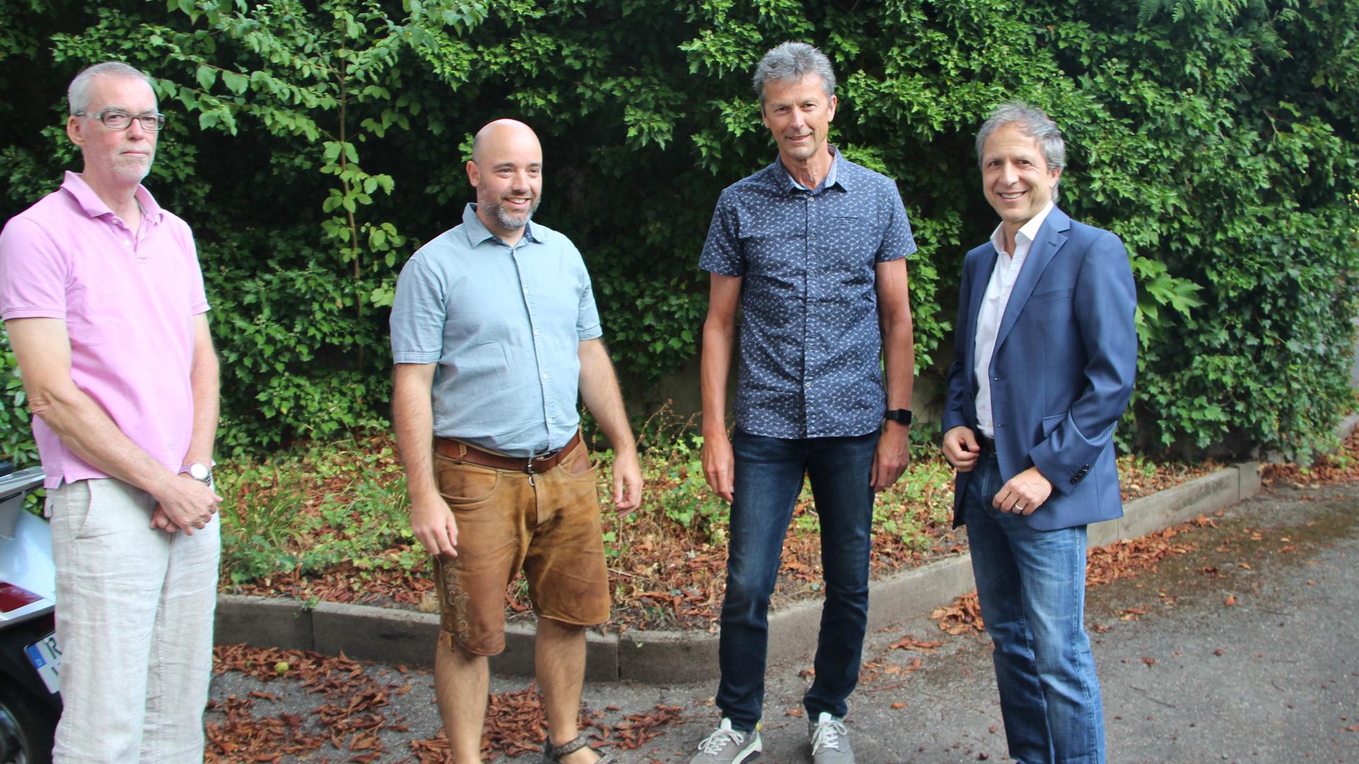 Bürgermeister Roland Kaiser begrüßt die neuen Hornissenberater Peter Westermann, Thomas Wyss und Michael Bauerndistel (von rechts). 