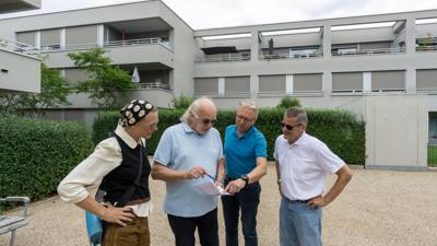 Das Preisgericht diskutierte intensiv. (von links) Caroline Reich, Vorsitzender Gerd Gassmann, Alexander Uhlig und Michael Conrad vor der ausgezeichneten Wohnanlage im Ooswinkel in Baden-Baden. 