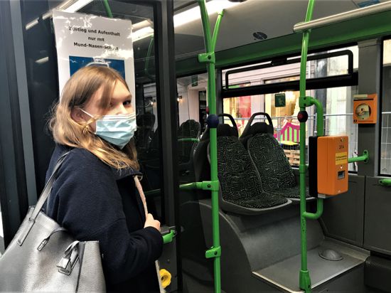 Eine junge Frau steigt mit Mund- und Nasenschutz in einen Bus der Verkehrsbetriebe Baden-Baden ein.