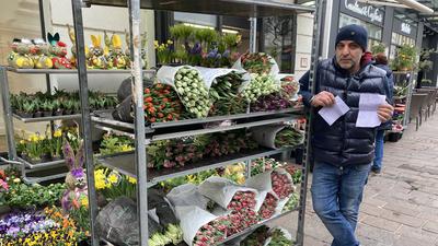 Mehmet Kostik betreibt ein Blumengeschäft in der Fußgängerzone. Der Drohbrief ist die Spitze des Eisbergs.