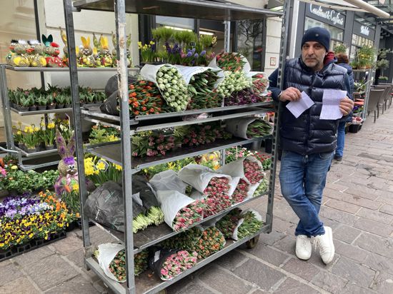 Mehmet Kostik betreibt ein Blumengeschäft in der Fußgängerzone. Der Drohbrief ist die Spitze des Eisbergs.