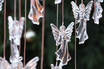 Durchsichtige Engelsfiguren hängen an einem Stand auf dem Baden-Badener Weihnachtsmarkt. 
