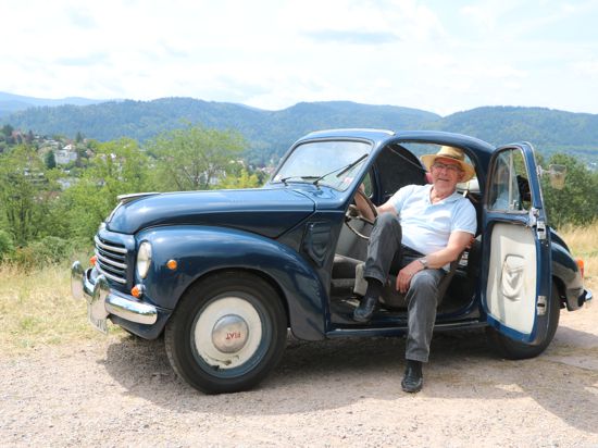 Oldtimer-Liebhaber sitzt in seinem Auto, einem Topolino 500 C. 