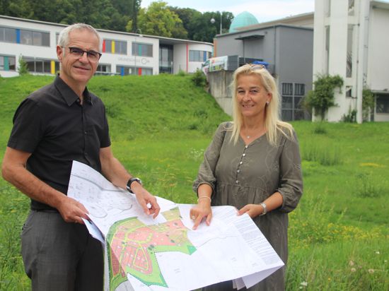 Große Pläne: Markus Börsig und Annette Sauer von der EG Cité vor dem Grundstück, auf dem das Stadtarchiv eine neue Heimat finden soll.