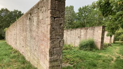 Die steinernen Wände am Hungerberg wurden in Nord-Süd-Richtung erbaut. So konnte möglichst viel Mittagssonne hineinstrahlen.