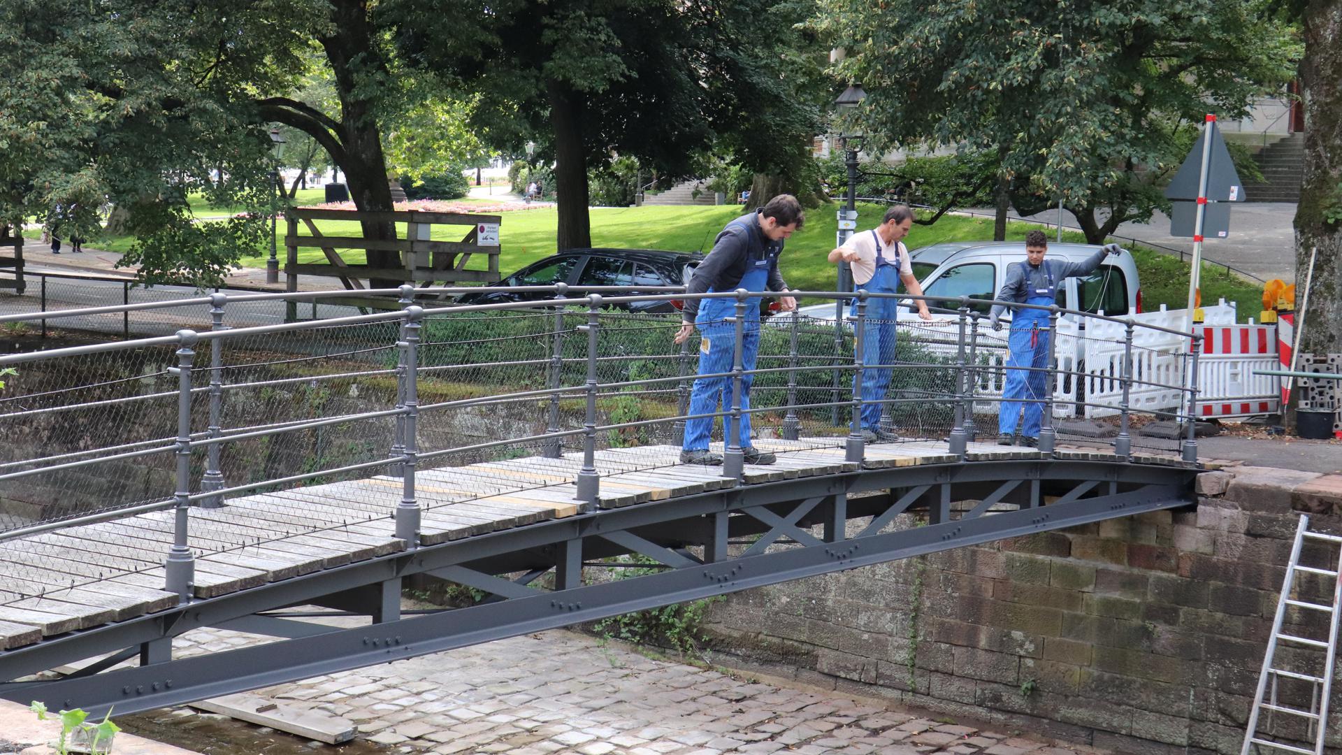 Handwerker arbeiten auf historischer Brücke in Baden-Baden