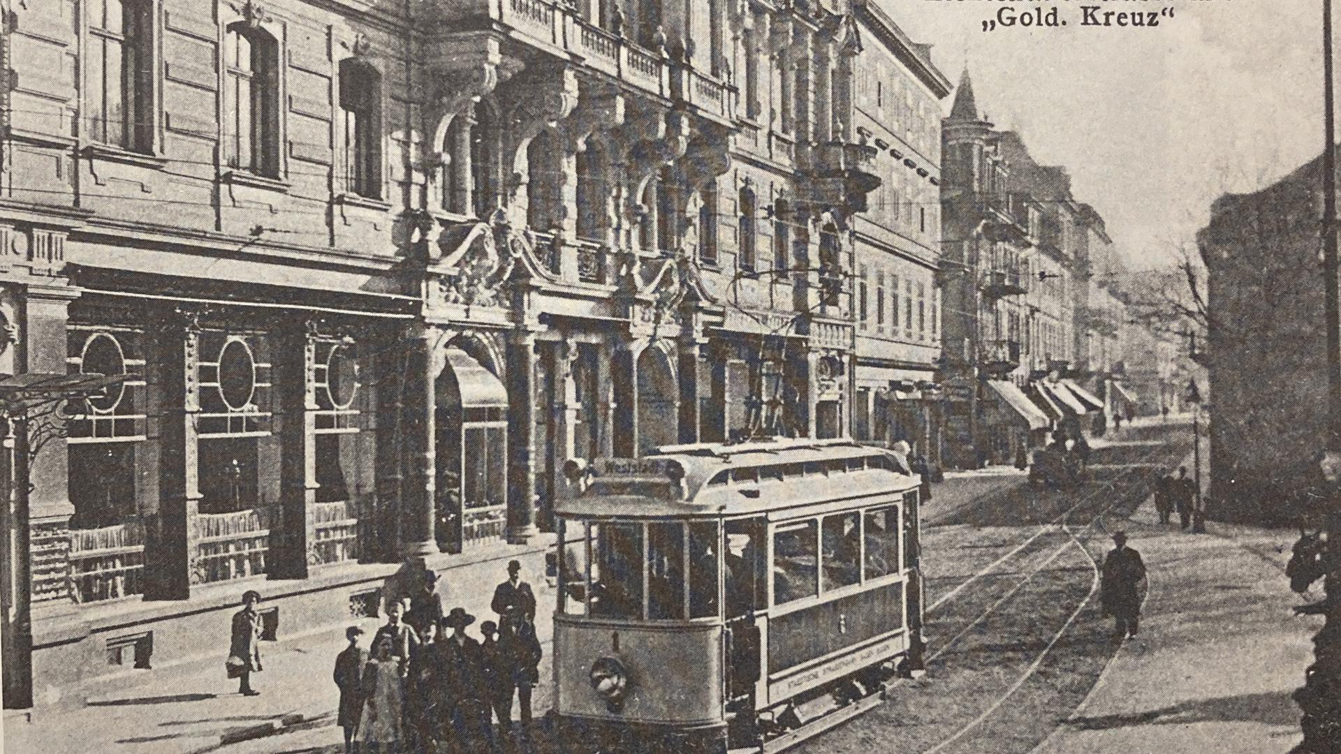 Straßenbahn fährt in der Lichtentaler Straße.