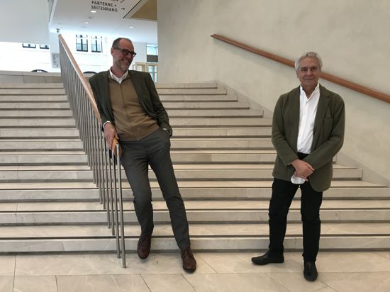 Benedikt Stampa (links), Festspielhaus Intendant steht neben dem Chefchoreographen John Neumeier auf einer Treppe 