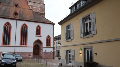 Blick auf das Gebäude, in dem sich das Restaurant M10 befand. Im Hintergrund sind der Baden-Badener Marktplatz und die Stiftskirche zu erkennen. 