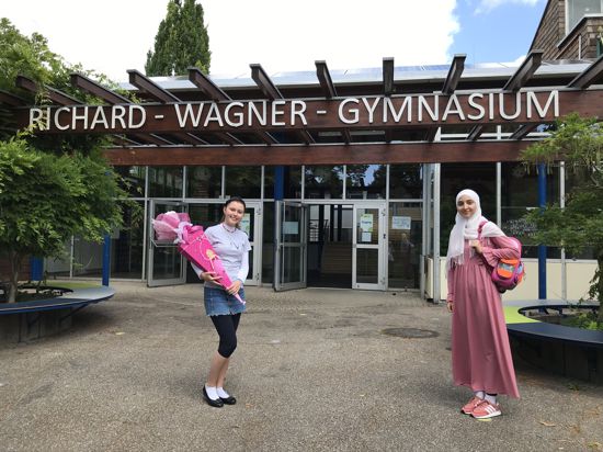Venise Busch und Mehire Sahim stehen vor dem Richard-Wagner-Gymnasium.