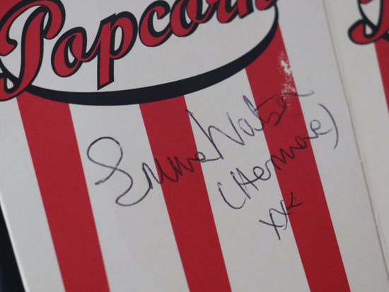 Nahaufnahme einer Popcorntüte mit der Unterschrift von Emma Watson, dem Zusatz „Hermione“ und „XXX“