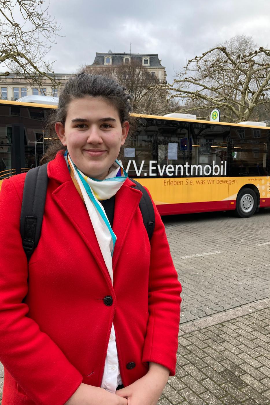 Gut informiert: Laura Ruthardt nutze ihre Mittagspause, um beim Info-Bus des KVV nach den aktuellen Preisen zu fragen. Sie arbeitet für die Tourismus-Information Baden-Baden. 