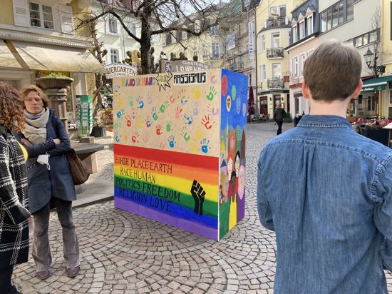 Kunstwerk fällt auf: Baden-Badener Schüler stellen auf dem Jesuitenplatz ein Kunstwerk aus. Damit setzen sie sich gegen Rassismus ein. 