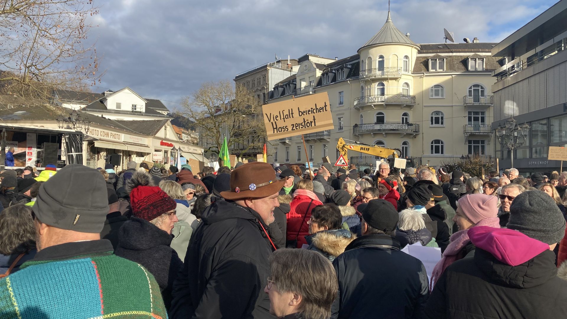 Kundgebung unter dem Motto „Mut statt Angst“ an der Fieser-Brücke in Baden-Baden.