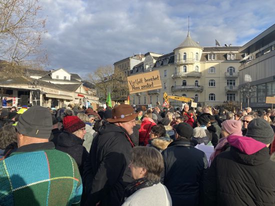 Kundgebung unter dem Motto: „Mut statt Angst“ an der Fieserbrücke in Baden-Baden.