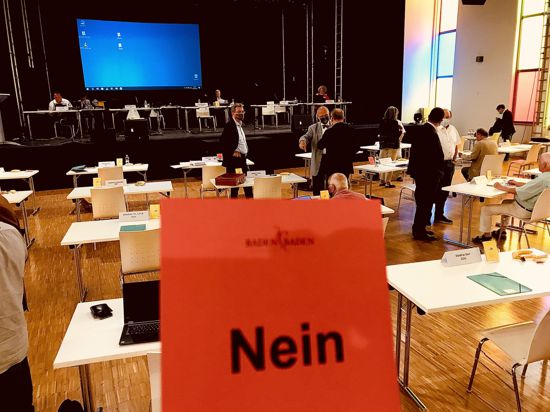 Ein rote Karte mit „Nein“ steht am Platz eines Gemeinderats in Baden-Baden in der Akademie-Bühne. 