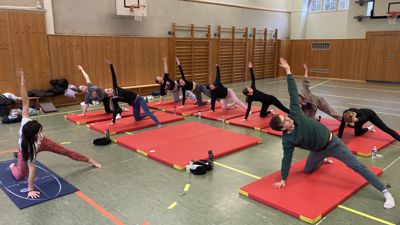 Schülerinnen beim Yoga