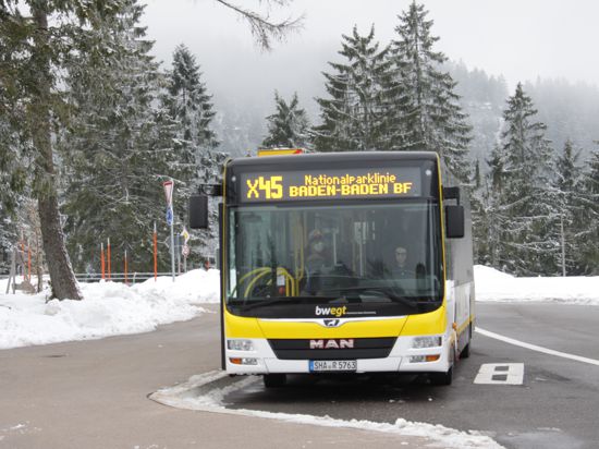 Bus auf der winterlichen Schwarzwaldhochstraße