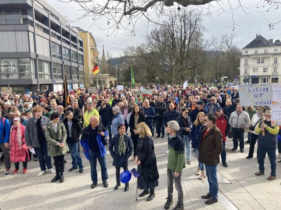 Mehrere hundert Menschen auf der Fieserbrücke in Baden-Baden.