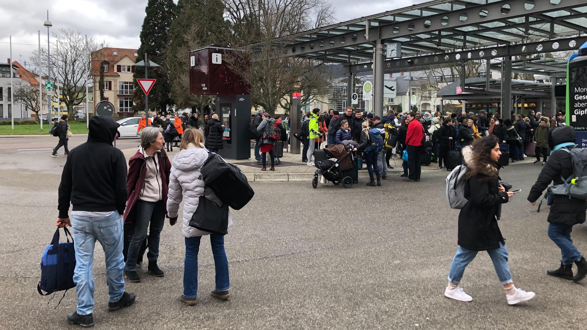 Nach dem Fund einer Weltkriegsbombe an der Bahnstrecke bei Rastatt ist die Strecke am Freitag gesperrt. Am Bahnhof in Baden-Baden sammeln sich getrandete Reisende.