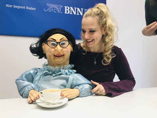 Bauchrednerin Murzarella mit ihrer Puppe Frau Adelheid bei einem Interview in der BNN-Redaktion in Baden-Baden.