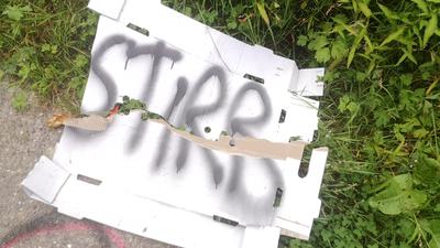Deutliche Botschaft: „Stirb“ steht auf amateurhaft gefertigten Plakaten, die von Unbekannten auf der Straße ausgelegt wurden. 
