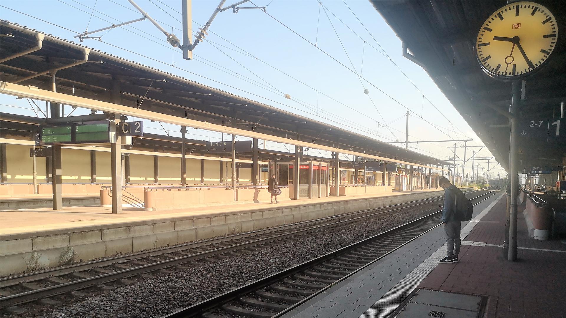 Ein einzelner Mann steht am leeren Gleis in Baden-Baden.