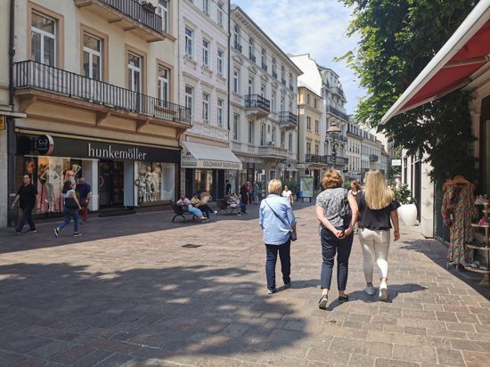 Passanten laufen durch Baden-Badens Innenstadt.