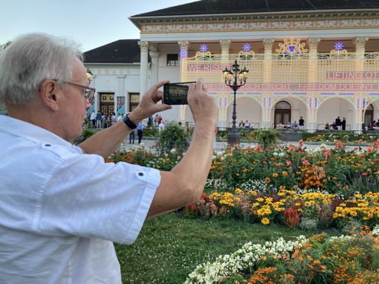 ein Mann fotografiert die Kurhausfassade, kunst findet stadt, Baden-Baden 2022
