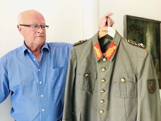 Ein Mann zeigt eine Uniformjacke. Dabei handelt es sich um die Originaljacke, die der damalige Stadtkommandant und deutsche General Dietrich von Choltitz am 25. August 1944 trug, als er die Kapitulationsurkunde und damit das Ende der deutschen Besetzung der französischen Hauptstadt unterschrieb. 