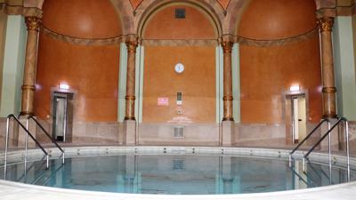 Rundes Thermalwasserbecken im Kuppelsaal des Friedrichsbades.