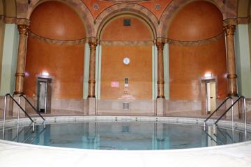 Rundes Thermalwasserbecken im Kuppelsaal des Friedrichsbades.