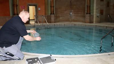  Letzte Vorbereitungen: Dietbert Anderle, technischer Leiter im Friedrichsbad, testet die Wasserqualität. 