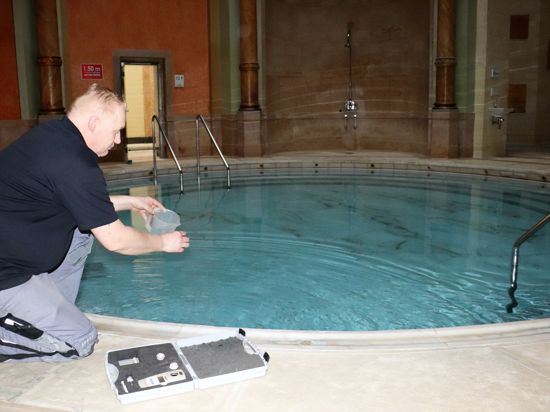  Letzte Vorbereitungen: Dietbert Anderle, technischer Leiter im Friedrichsbad, testet die Wasserqualität. 