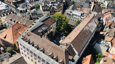 Luftansicht zeigt das Rathaus in Baden-Baden.