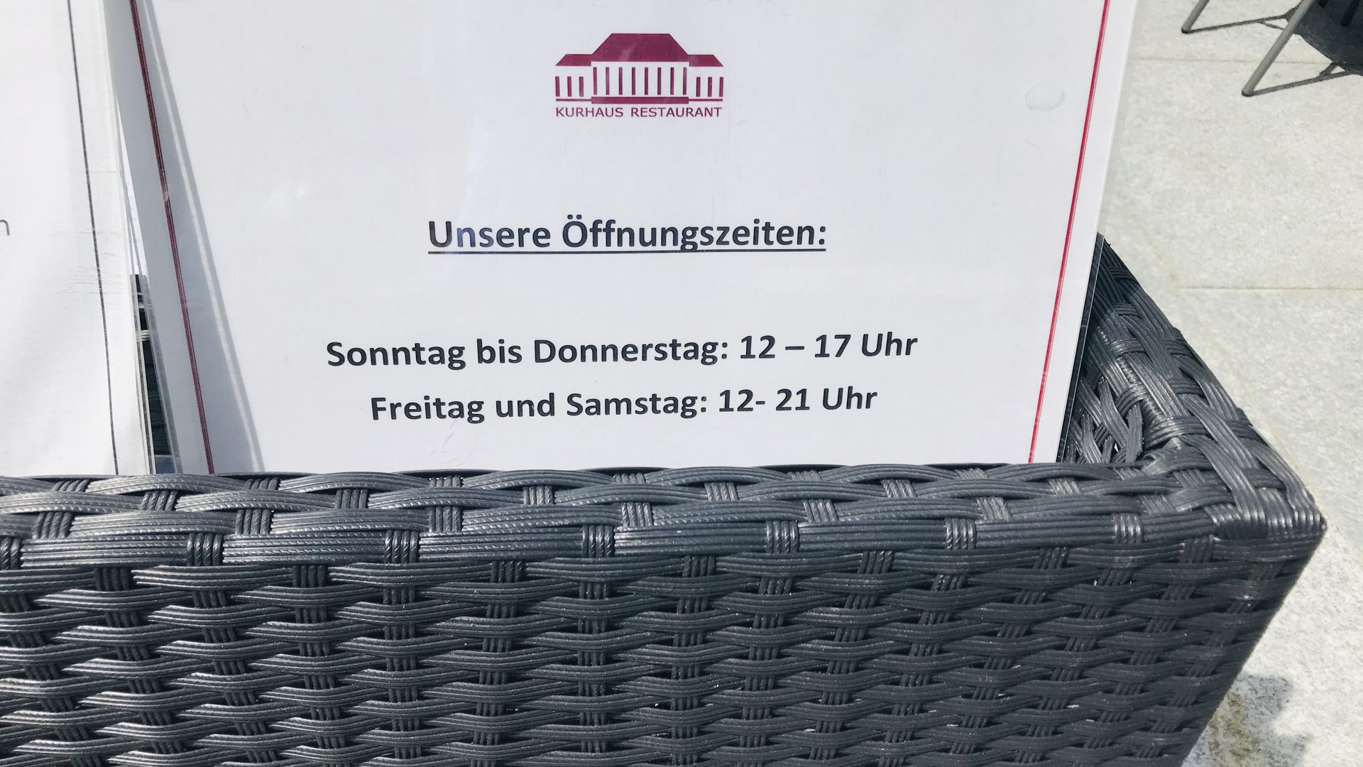Ein Schild zeigt die Öffnungszeiten des Restaurants im Kurhaus Baden-Baden an.