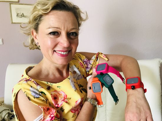 Natalie Lumpp Baden-Baden mit Watchout: Das Armband sieht wie eine Uhr aus. Im Tank ist ein Mittel zur Händedesinfektion für unterwegs.