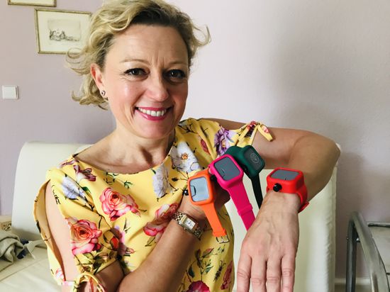 Natalie Lumpp aus Baden-Baden zeigt Armbänder, die wie eine Uhr aussehen, aber ein Händedesinfektionsmittel enthalten.
