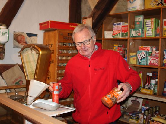 Helmut Reiß steht in einem alten Kaufladen