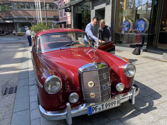 Liebhaber unter sich: Marc Culas und Julius Wick, kaufmännischer Leiter der Firma Wackenhut, zeigen sich beim Anblick des Mercedes B 220 Coupe von 1957 sichtlich begeistert.